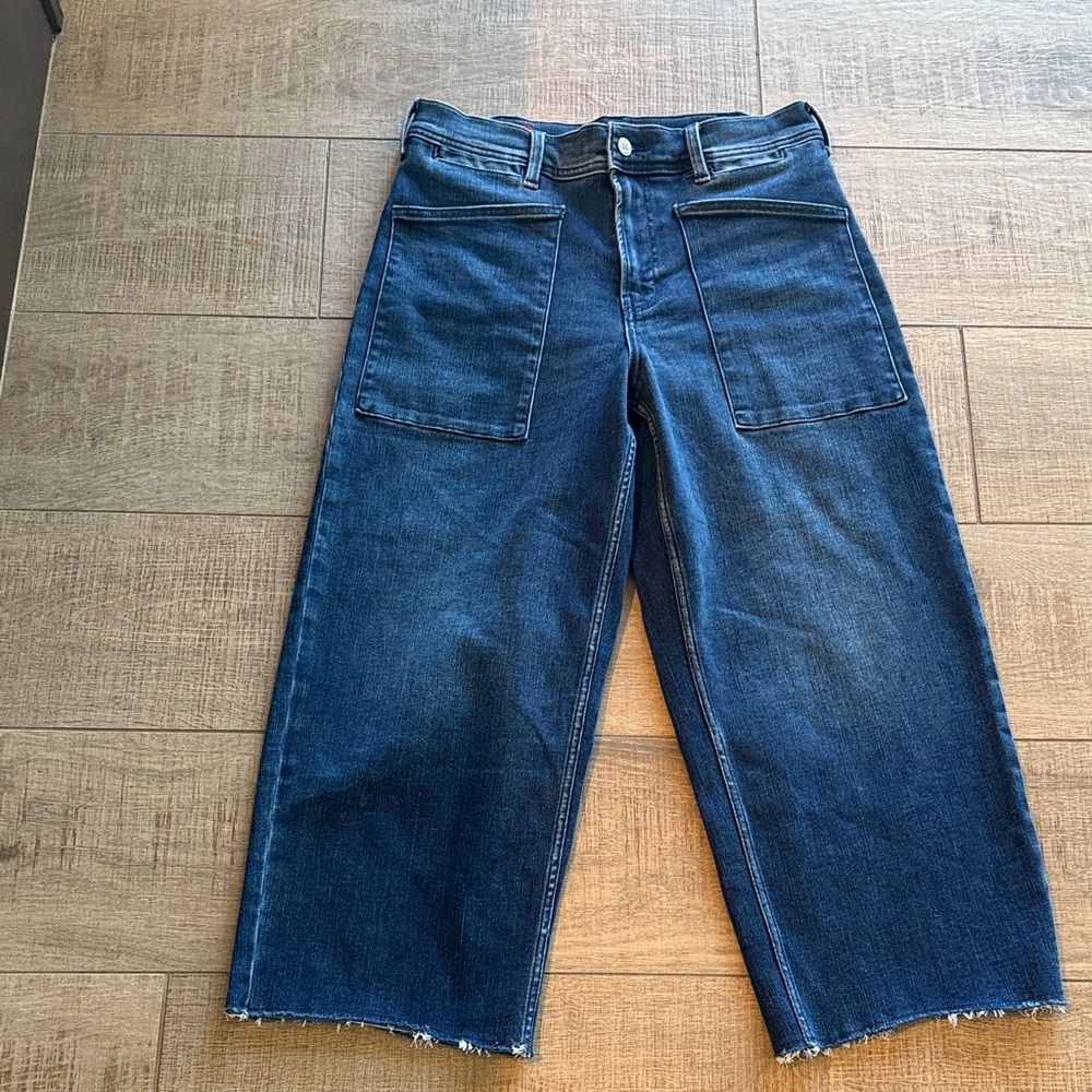 Lucky Brand Legend Dark Blue wide leg Cropped Jeans with Frayed Hem so cute!